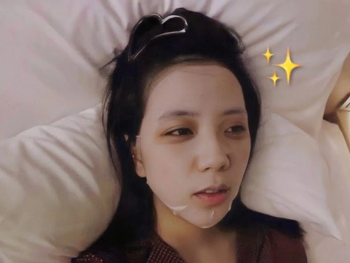 Jisoo sử dụng mặt nạ cấp ẩm