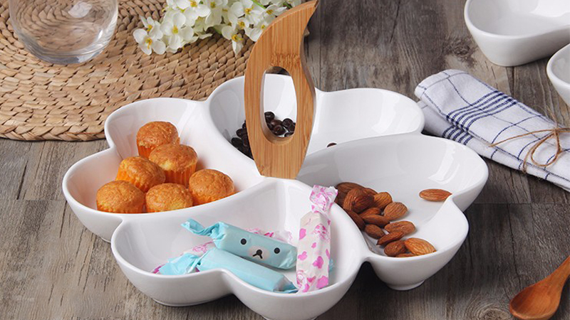 Khay mứt Tết trái tim bốn cánh